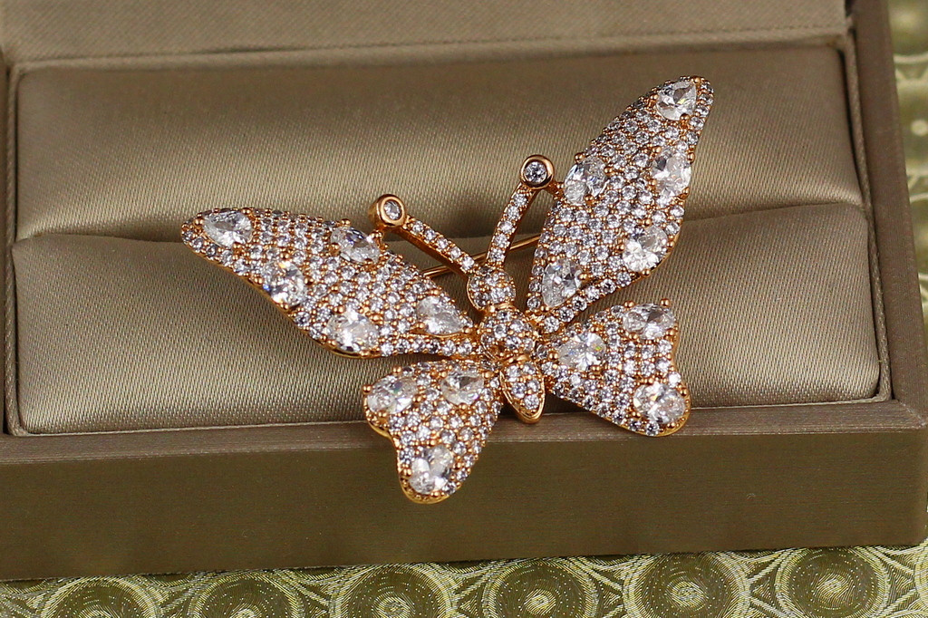 Брошь Xuping Jewelry бабочка Репейница 2,5 см золотистая