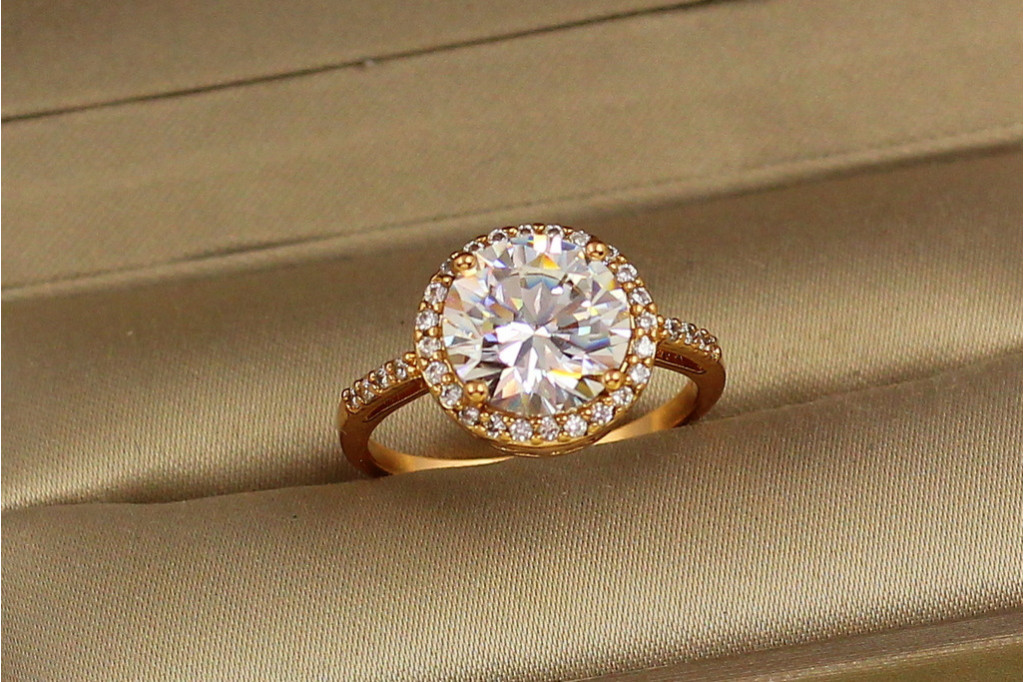 Каблучка Xuping Jewelry великий камінь в колі дрібних фіанітів р 19 золотисте