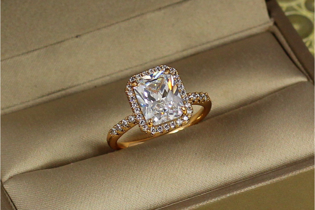 Кільце Xuping Jewelry авангард з білим каменем р 19 золотисте