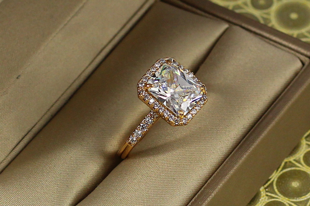 Кільце Xuping Jewelry авангард з білим каменем р 19 золотисте