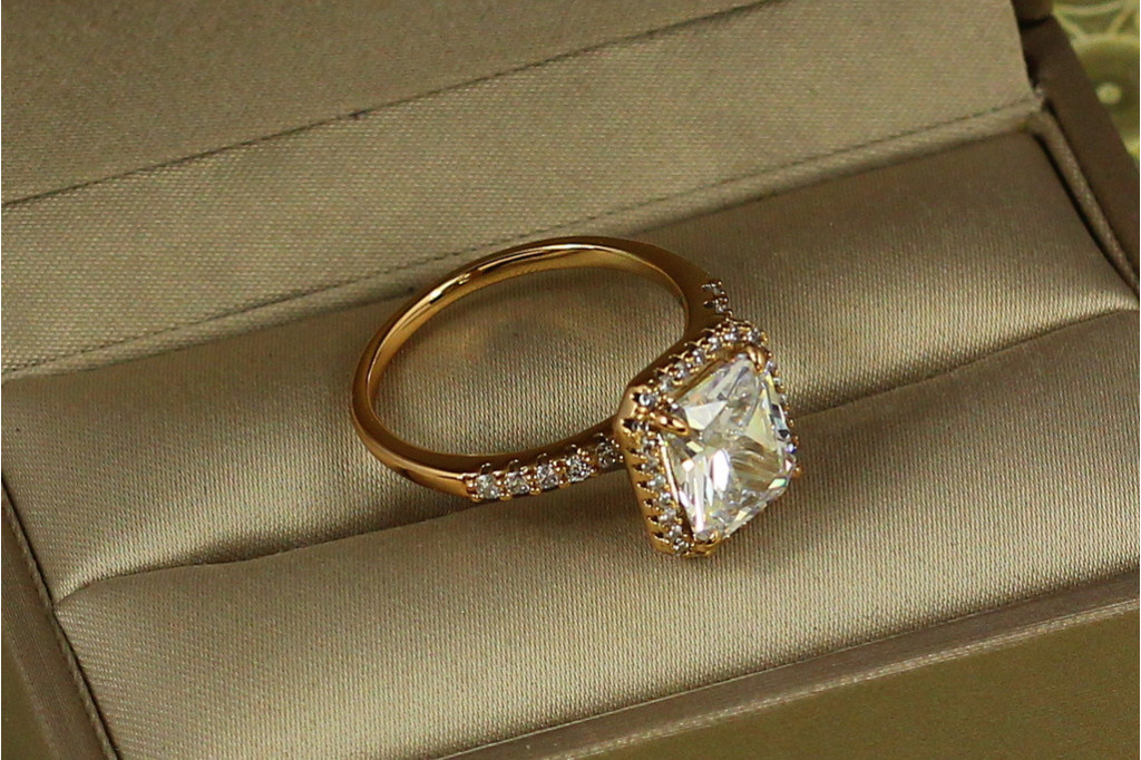 Кільце Xuping Jewelry авангард з білим каменем р 19 золотисте