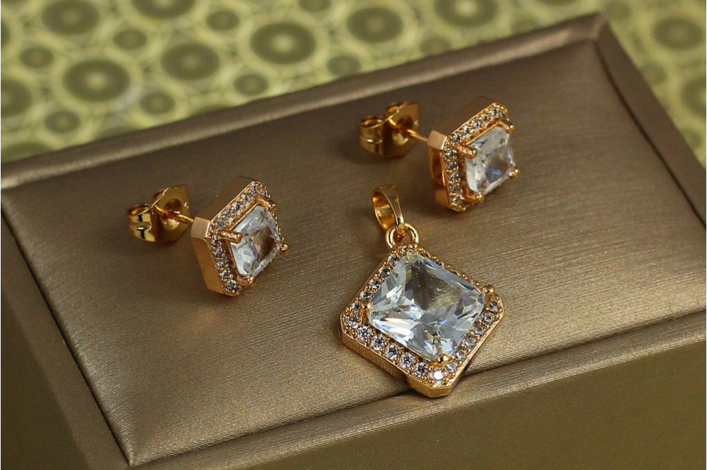 Набор Xuping Jewelry ромб в ободке из фианитов с белым камнем золотистый