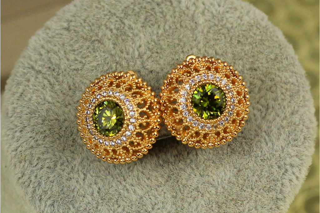 Серьги Xuping Jewelry Барокко с камнем изумруд 1,6 см золотистые