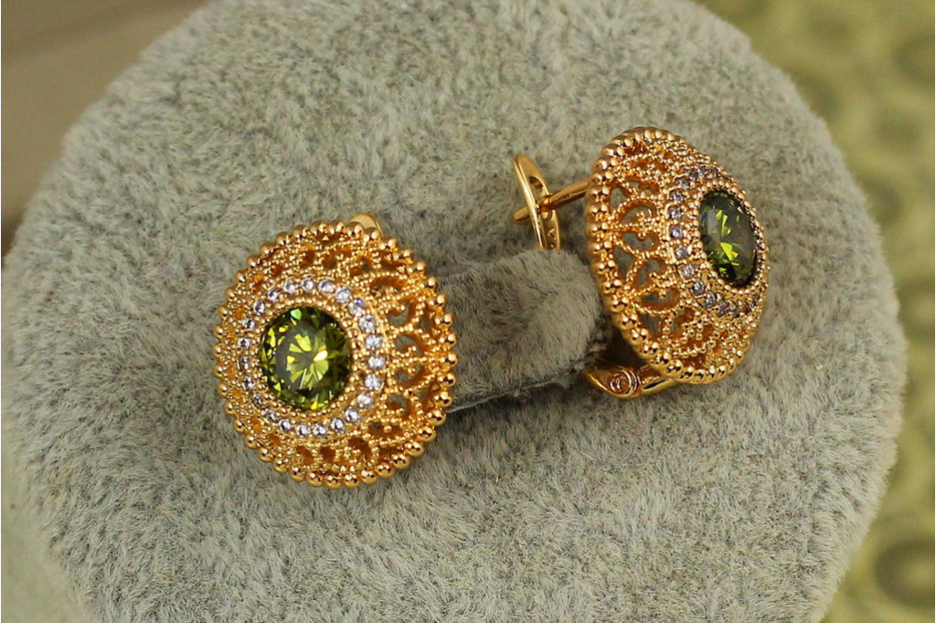 Серьги Xuping Jewelry Барокко с камнем изумруд 1,6 см золотистые