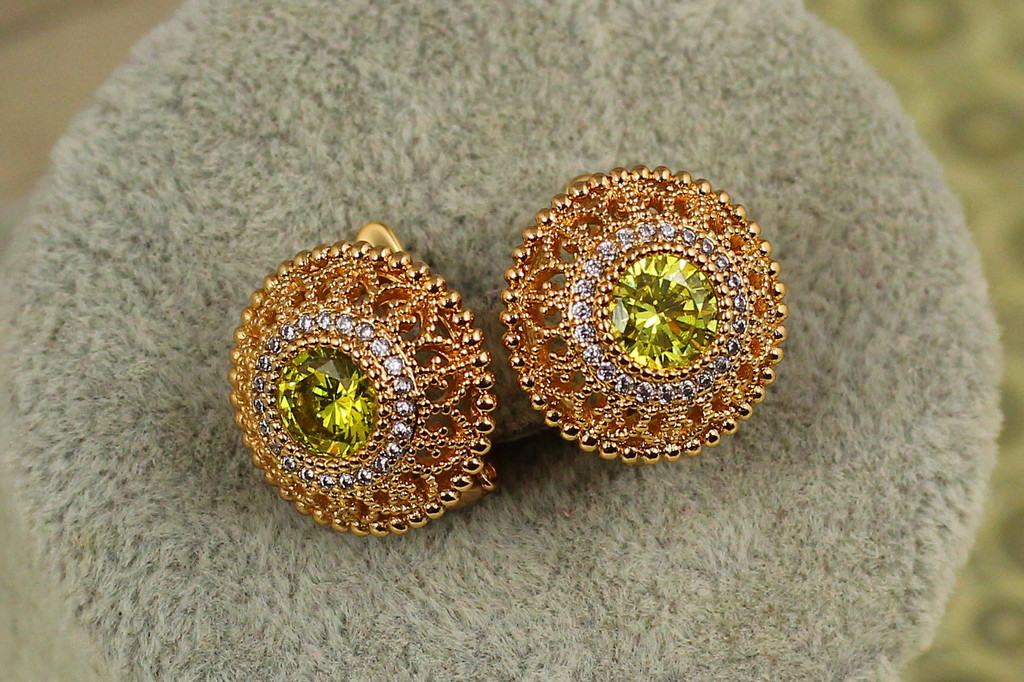 Серьги Xuping Jewelry Барокко с салатовым камнем 1,6 см золотистые