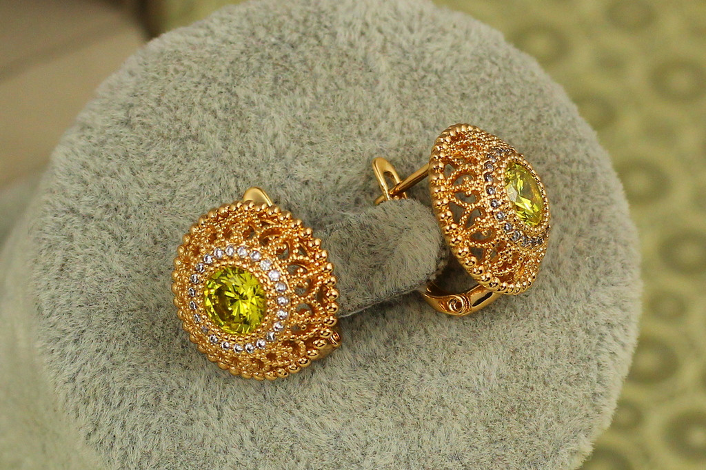 Серьги Xuping Jewelry Барокко с салатовым камнем 1,6 см золотистые