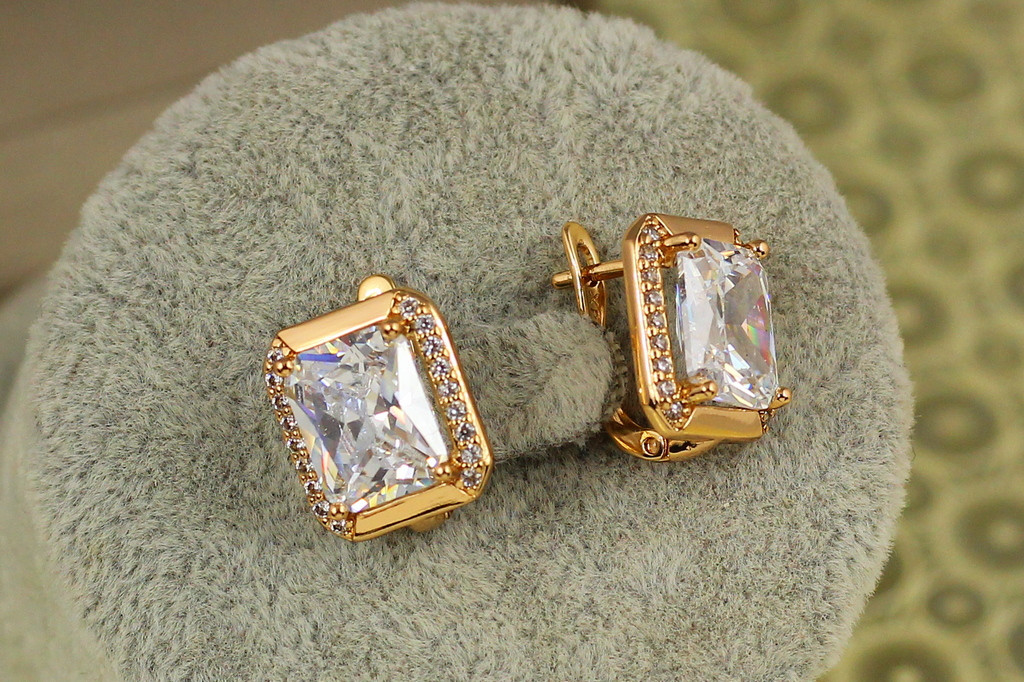 Сережки Xuping Jewelry Великий прямокутник з білим каменем 1,4 см золотисті