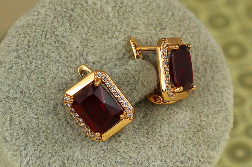 Сережки Xuping Jewelry Великий прямокутник з червоним каменем 1,4 см золотисті