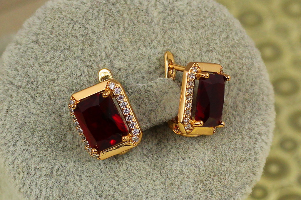 Сережки Xuping Jewelry Великий прямокутник з червоним каменем 1,4 см золотисті