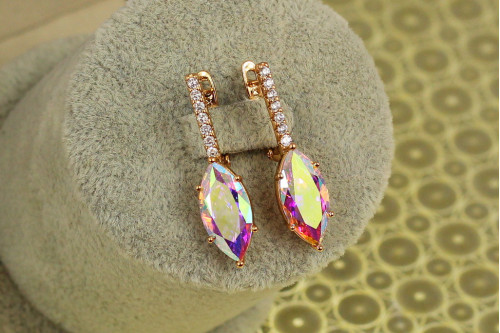 Сережки Xuping Jewelry Мартіна з каменем хамелеон 3,2 см золотисті
