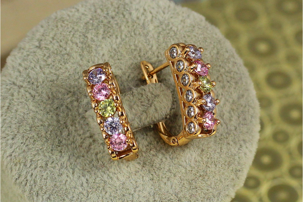 Серьги Xuping Jewelry Трап с разноцветными камнями 2 см золотистые