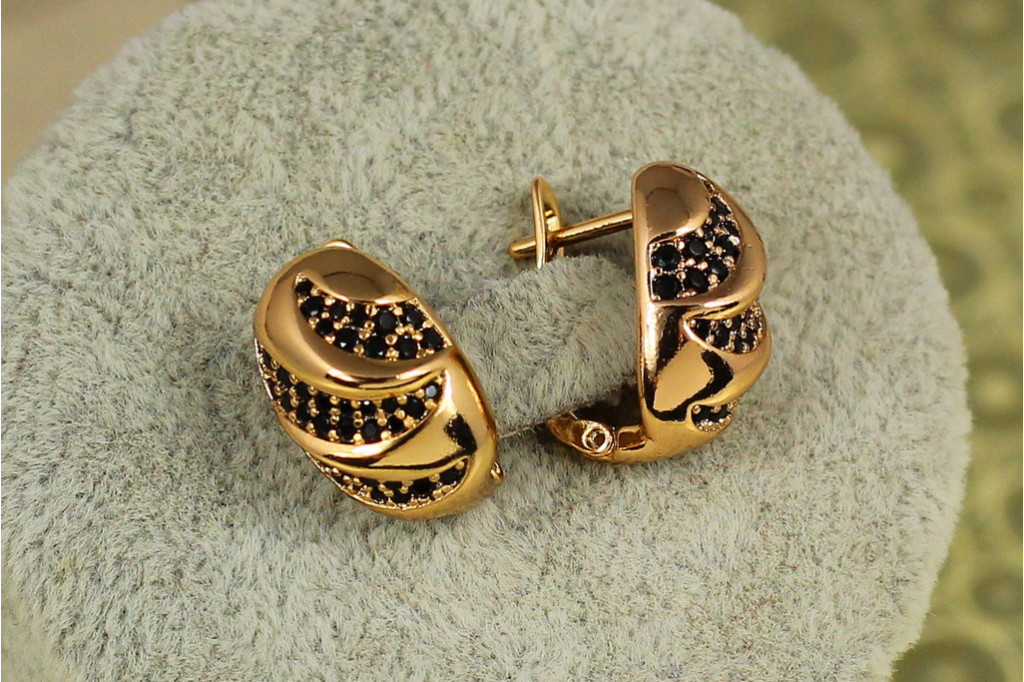 Сережки Xuping Jewelry Гриф із чорними каменями в обідку 1,6 см золотисті