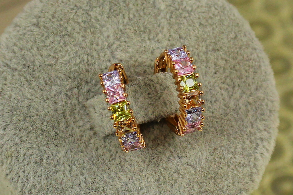 Серьги кольца Хuping Jewelry с крупными разноцветными камнями 1.5 см золотистые