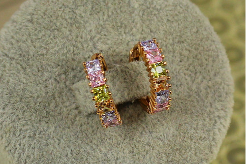Серьги кольца Хuping Jewelry с крупными разноцветными камнями 1.5 см золотистые