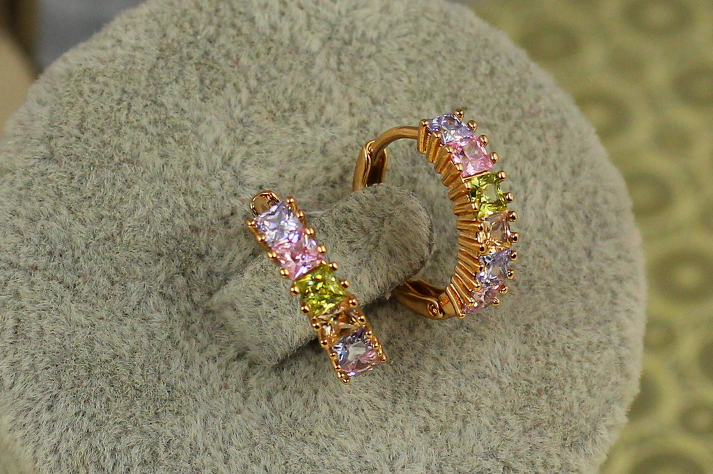 Серьги кольца Хuping Jewelry с крупными разноцветными камнями 1.5 см золотистые