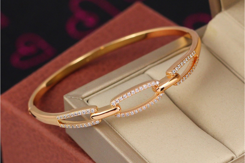 Браслет бэнгл Xuping Jewelry Три овала  60 мм 10 мм на руку от 17 см до 19 см золотистый