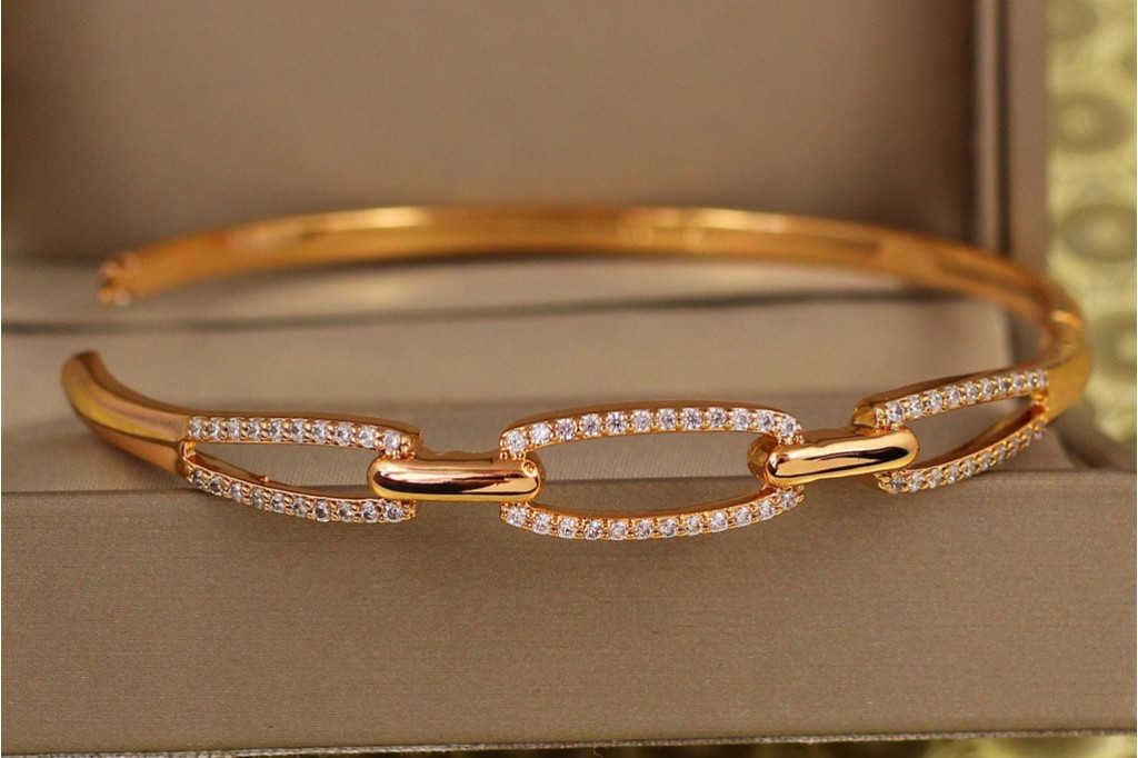 Браслет бэнгл Xuping Jewelry Три овала  60 мм 10 мм на руку от 17 см до 19 см золотистый