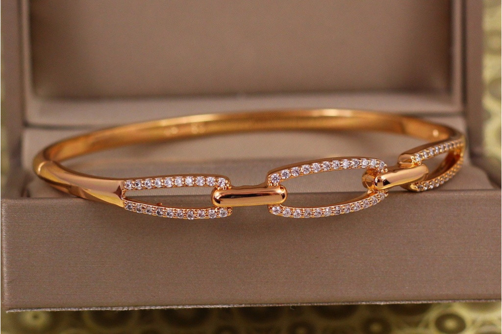 Браслет бэнгл Xuping Jewelry Три овала  60 мм 10 мм на руку от 17 см до 19 см золотистый