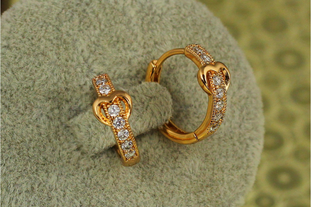 Серьги кольца Хuping Jewelry дорожка с сердцем 1,5 см золотистые