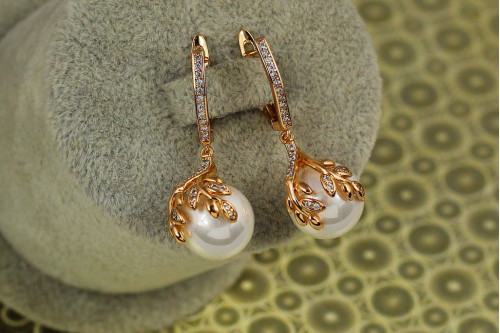 Сережки підвіски Xuping Jewelry з перлами кріплення листики 3,2 см золотисті