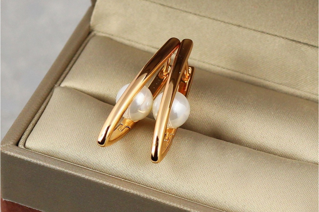 Серьги Xuping Jewelry стрела с жемчужиной в середине 3.1 см золотистые