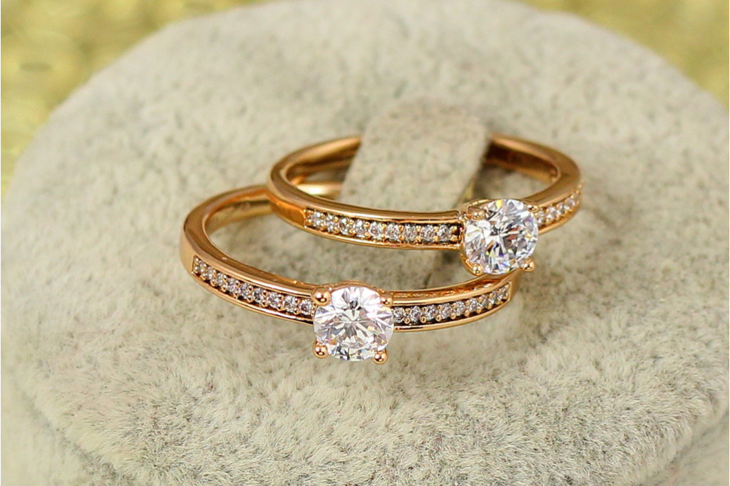 Кольцо Xuping Jewelry тонкое по бокам  дорожка с бортиками  р 15  золотистое