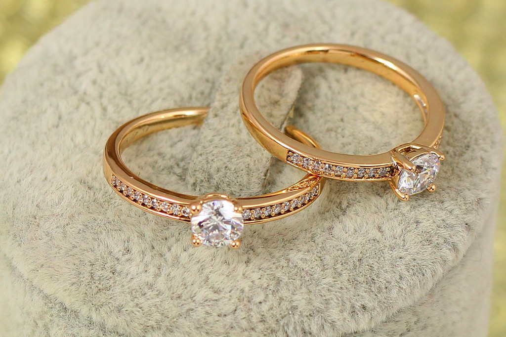 Кольцо Xuping Jewelry тонкое по бокам  дорожка с бортиками  р 15  золотистое