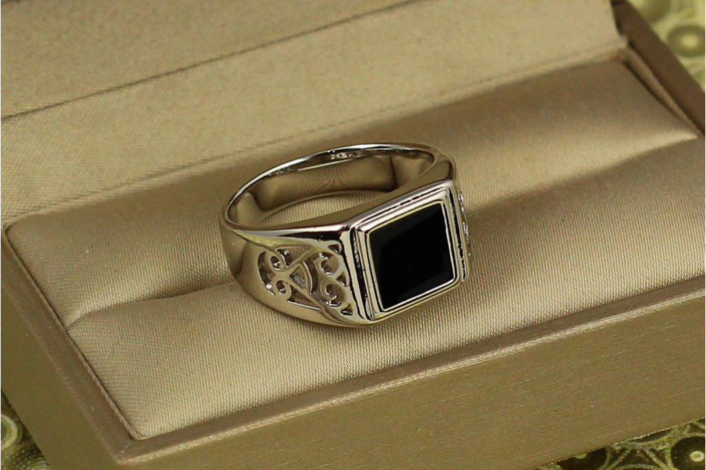 Печатка Xuping Jewelry черный квадрат с завитками по бокам р 22 серебристая