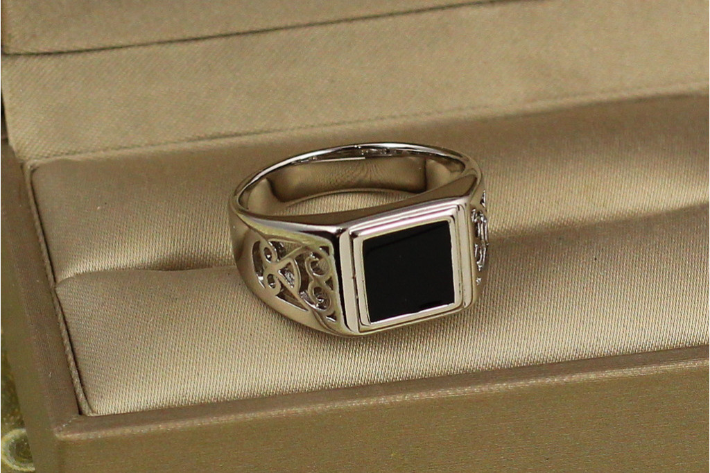 Печатка Xuping Jewelry черный квадрат с завитками по бокам р 23 серебристая