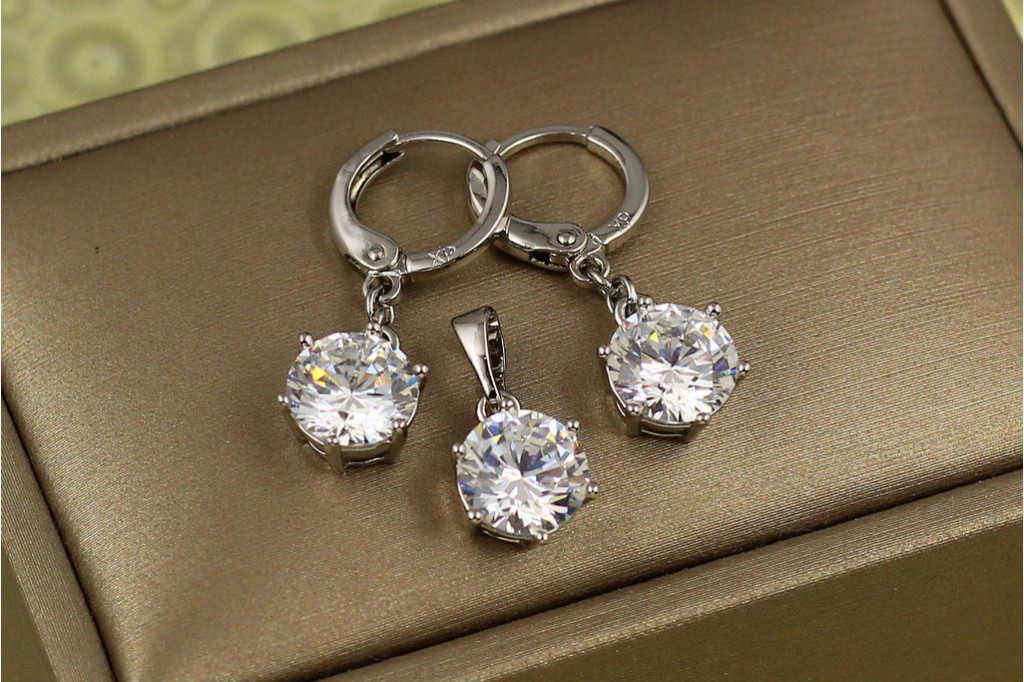 Набор Xuping Jewelry серьги и кулон белые камни 8 мм шесть креплений серебристый