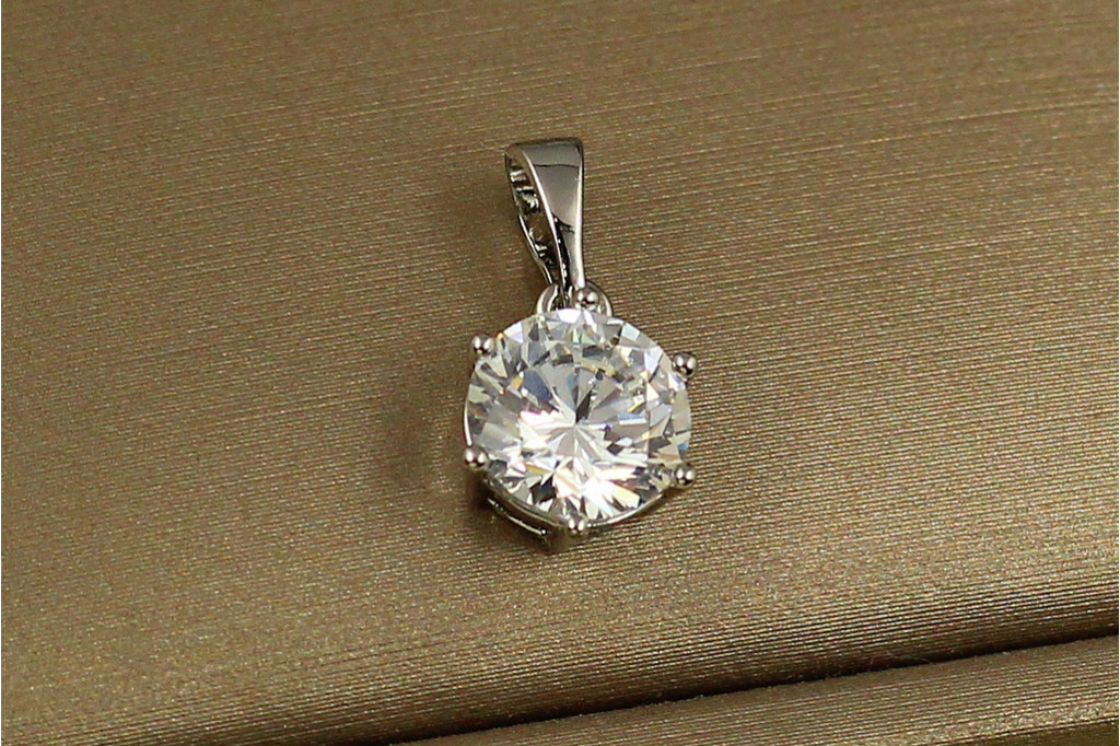 Кулон Xuping Jewelry белый камень на шесть креплений 8 мм серебристый