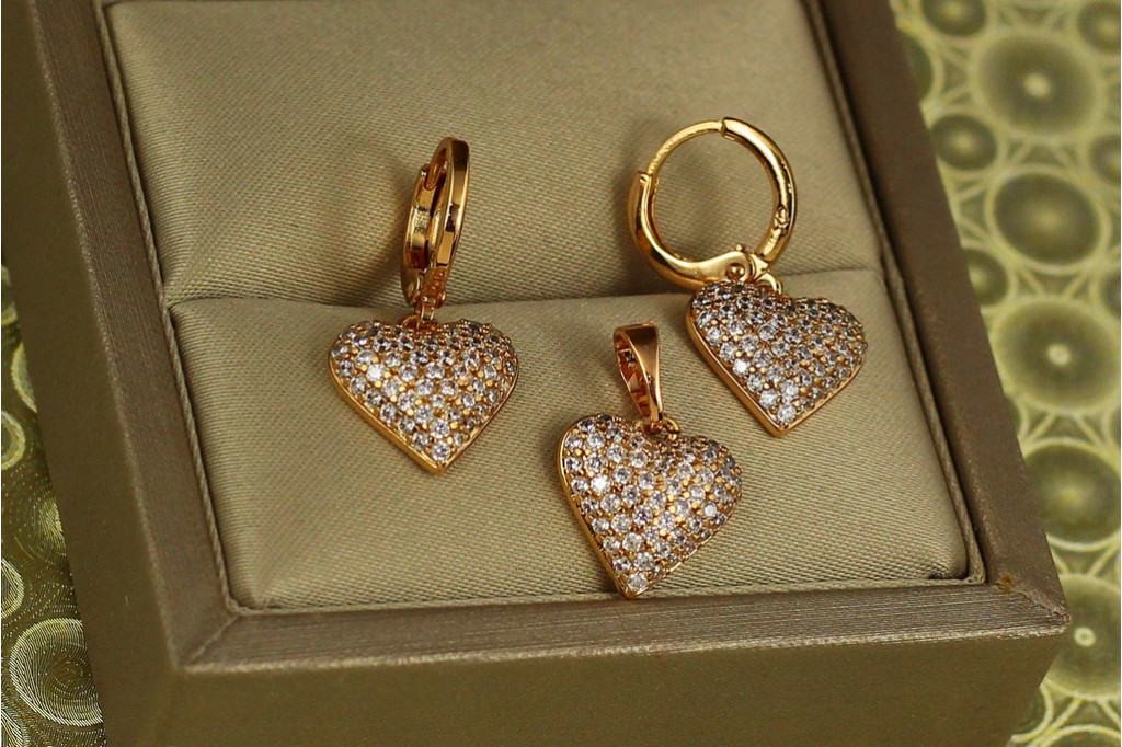 Набор Xuping Jewelry серьги подвески и кулон сердце с мелкими фианитами 2,4 см золотистый