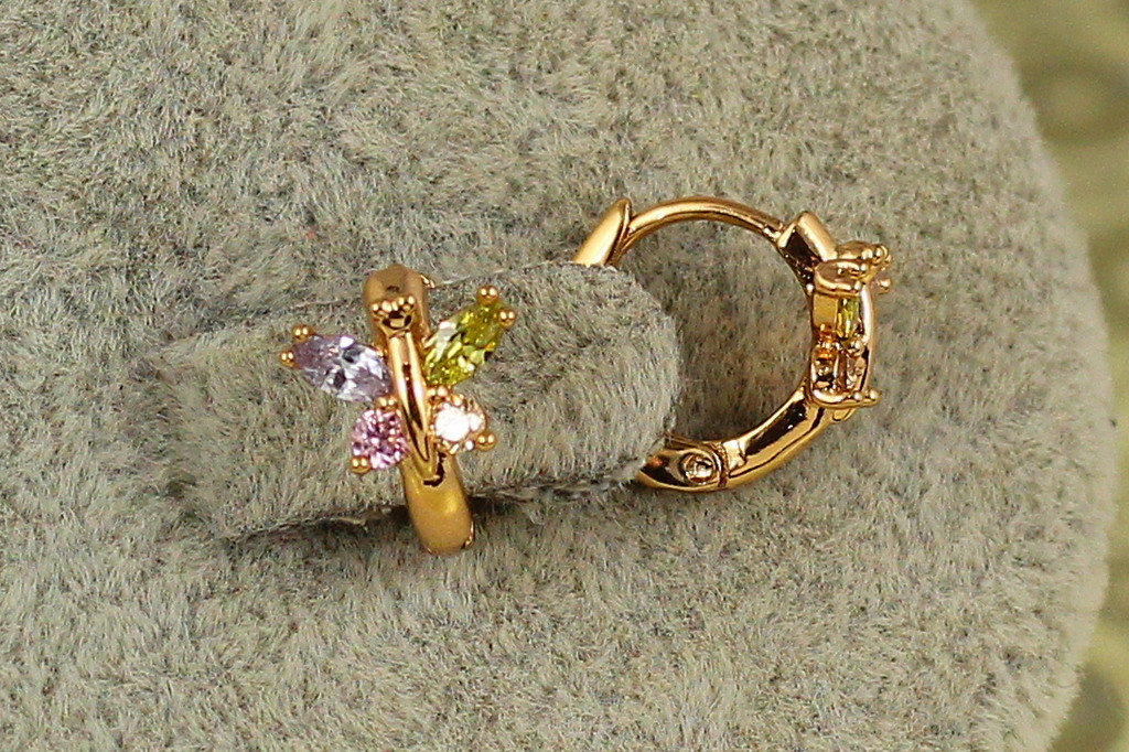 Серьги детские Xuping Jewelry бабочка с разноцветными камнями 1 см золотистые