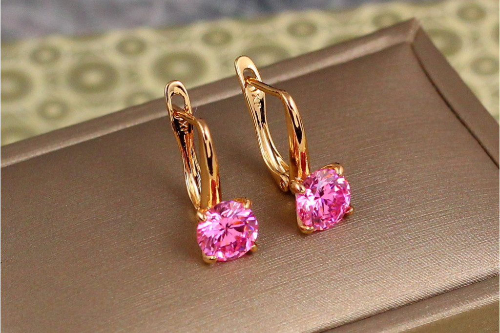 Серьги Xuping Jewelry солистка с розовым камнем 1,7 см золотистые