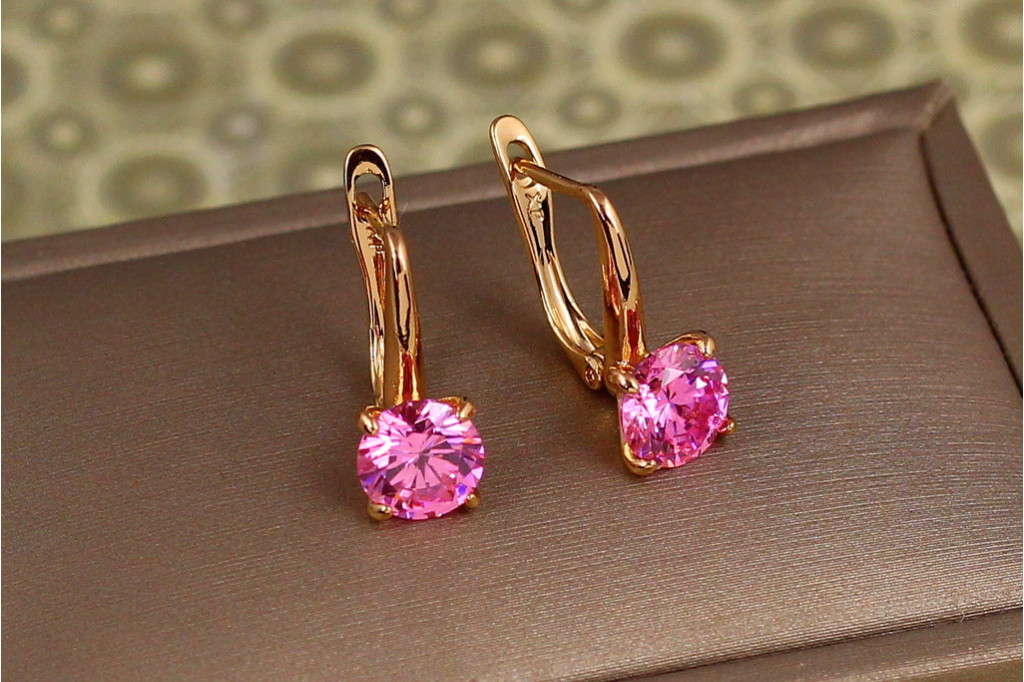 Серьги Xuping Jewelry солистка с розовым камнем 1,7 см золотистые