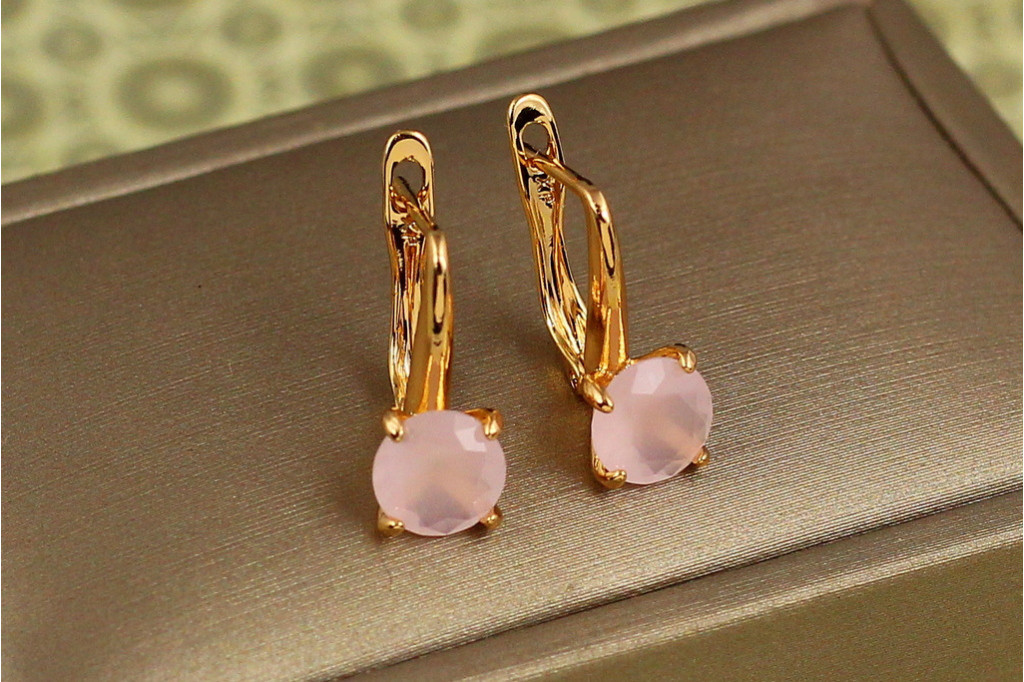 Серьги Xuping Jewelry солистка имитация розового кварца 1,7 см золотистые
