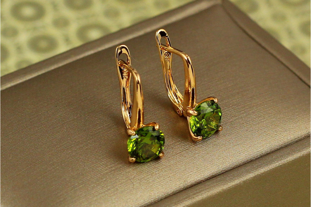 Серьги Xuping Jewelry солистка с изумрудным камнем 1,7 см золотистые