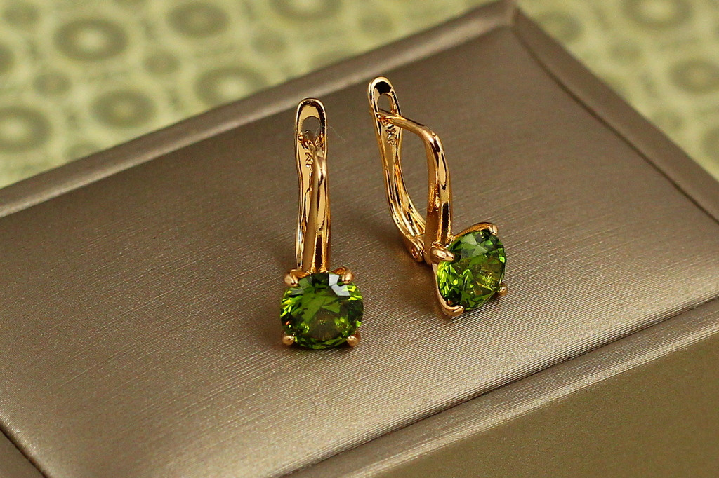 Серьги Xuping Jewelry солистка с изумрудным камнем 1,7 см золотистые