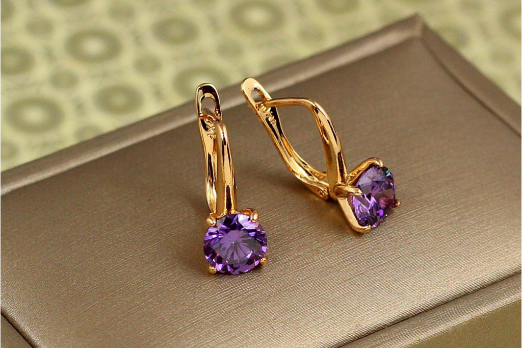 Серьги Xuping Jewelry солистка с фиолетовым камнем 1,7 см золотистые