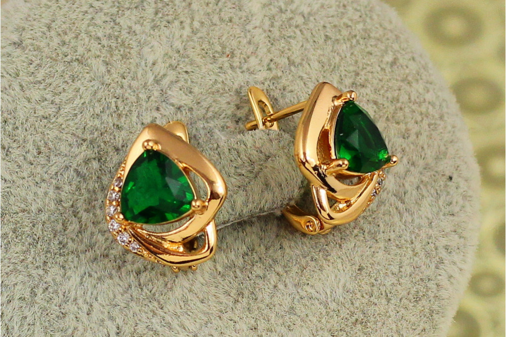 Серьги Xuping Jewelry трикветр с зеленым камнем 1,4 см золотистые
