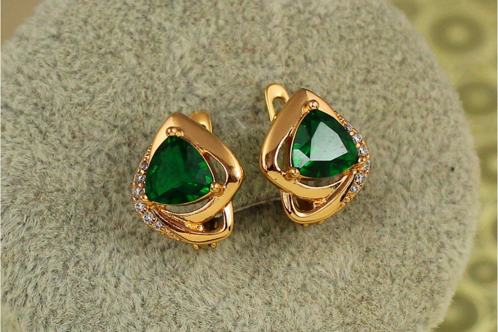 Серьги Xuping Jewelry трикветр с зеленым камнем 1,4 см золотистые