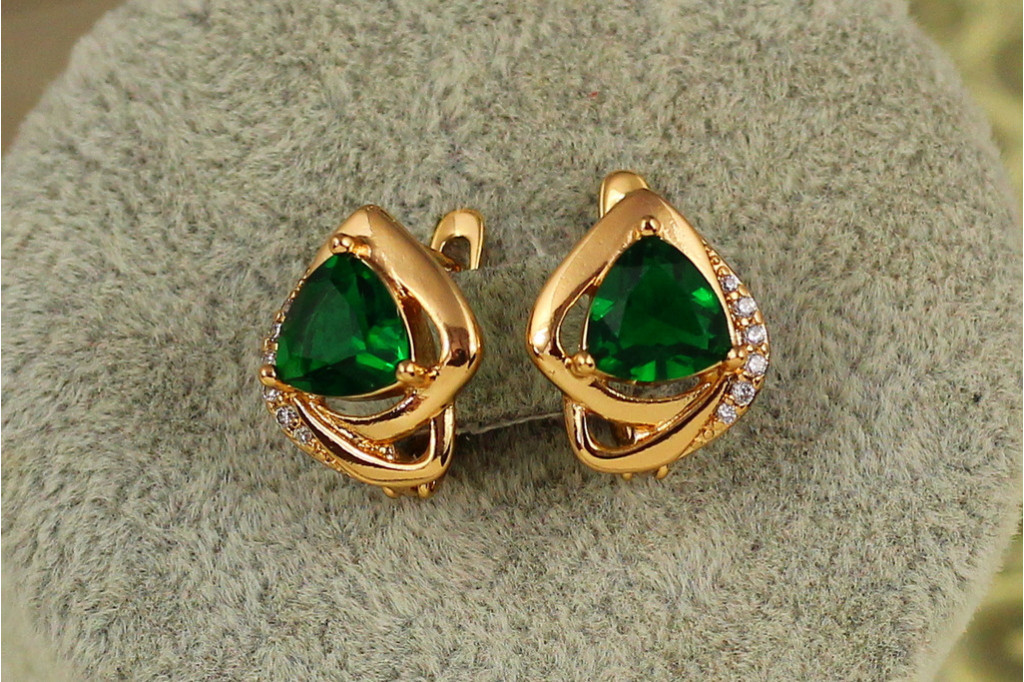 Серьги Xuping Jewelry трикветр с зеленым камнем 1,4 см золотистые