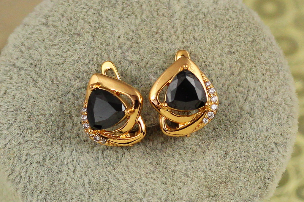 Серьги Xuping Jewelry трикветр с черным камнем 1,4 см золотистые