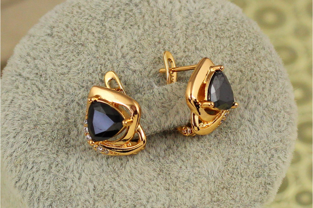 Серьги Xuping Jewelry трикветр с черным камнем 1,4 см золотистые