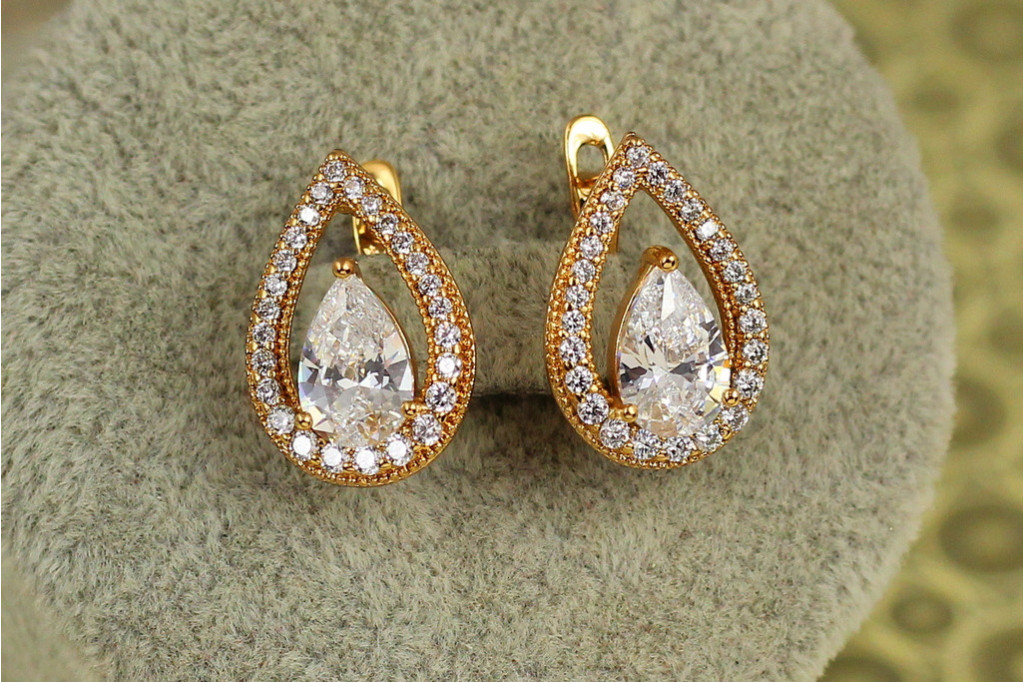 Сережки Xuping Jewelry Капля з білим каменем в окантовці 1,8 см золотисті