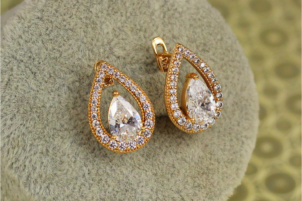 Сережки Xuping Jewelry Капля з білим каменем в окантовці 1,8 см золотисті