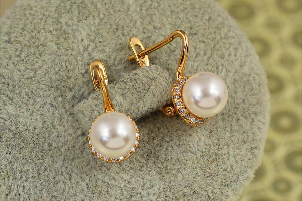 Серьги Xuping Jewelry жемчуг с фианитами по кругу 1,7 см золотистые