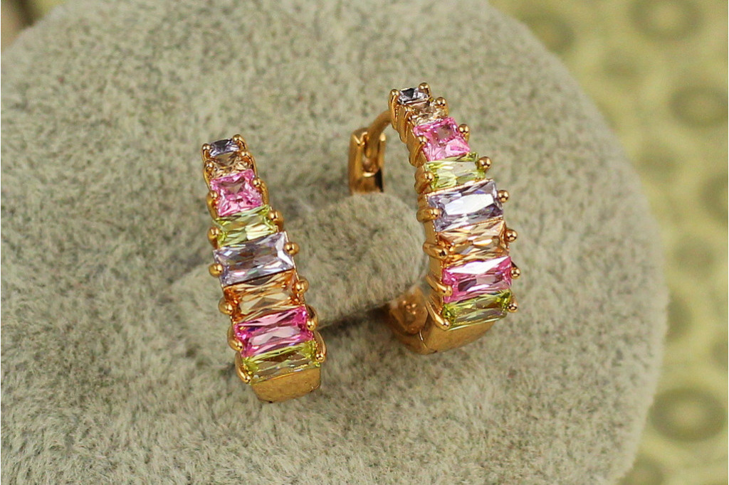 Серьги Xuping Jewelry пирамида с разноцветными камнями 1,7 см золотистые