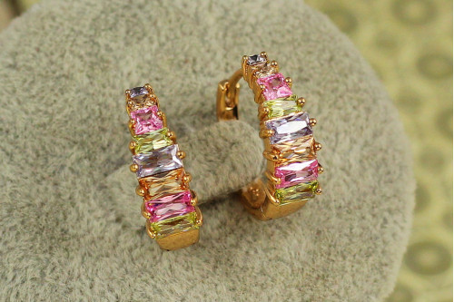 Серьги Xuping Jewelry пирамида с разноцветными камнями 1,7 см золотистые