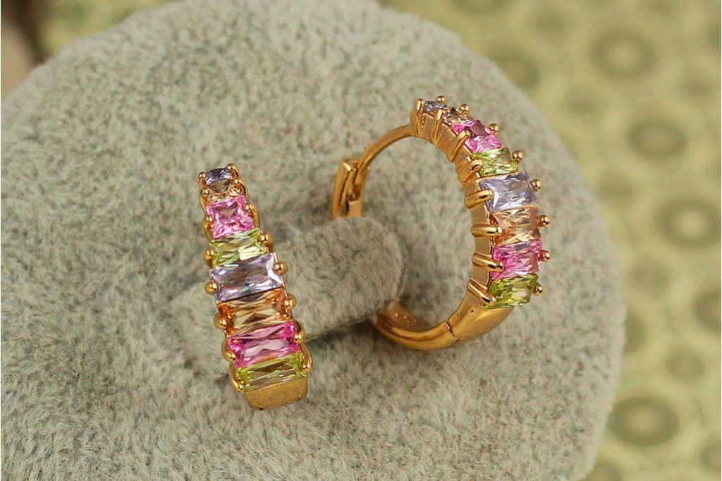 Серьги Xuping Jewelry пирамида с разноцветными камнями 1,7 см золотистые